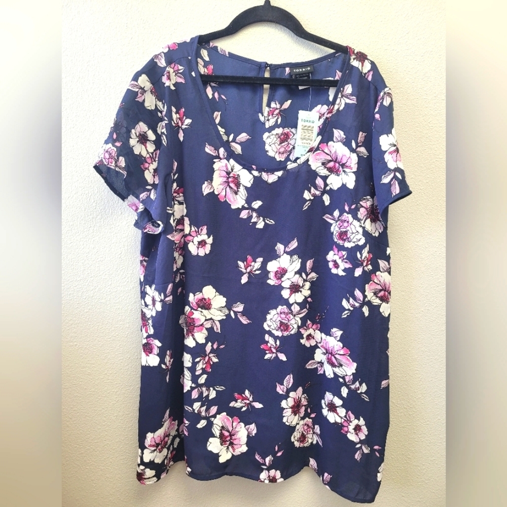 NWT Torrid Short Sleeve Floral Top‎ Size 2 (2XL)